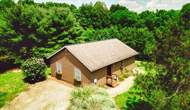 Romantic Cabin | King Bed | Hot Tub | Spring Vibes