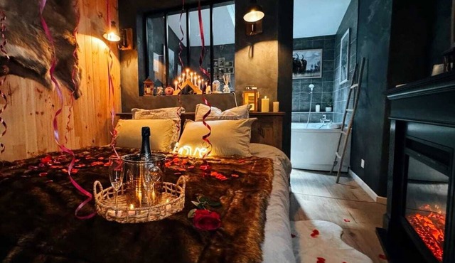 ❤️‍🔥 Romantic chalet/Private hot tub/Cinema screen/10 min center ❤️‍🔥