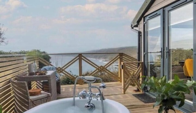 Romantic Cornish Cabin w/outdoor heated bath tub-Sea-Views.Pet friendly-Parking!