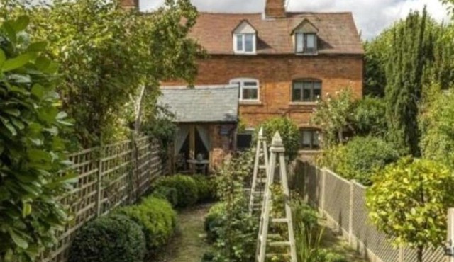 Romantic Cotswold Cottage- dog friendly and village location