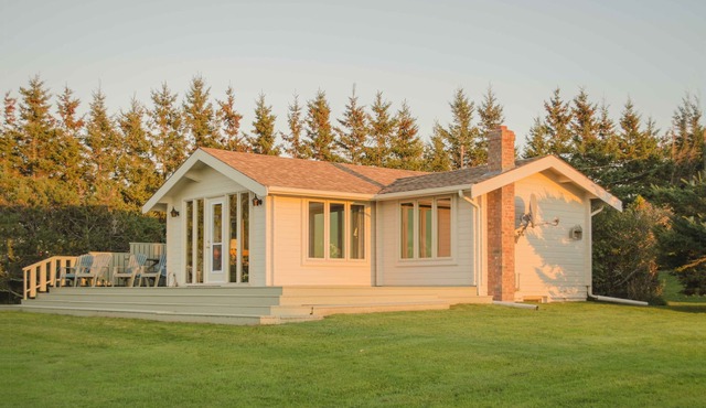 Romantic Cottage waterfront, views, great location. Sunday-Sunday