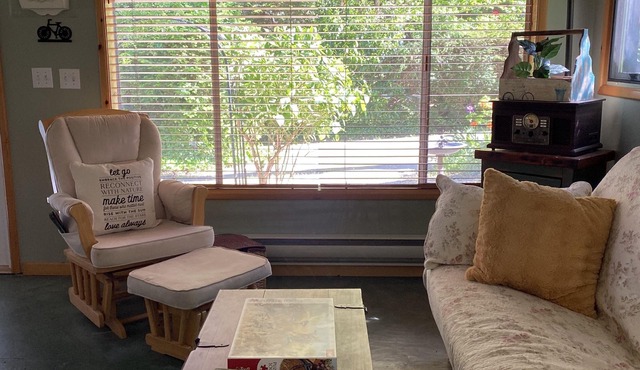 Romantic Cottage with a covered Gas Fire Pit, 10 min walk to Sargeant Bay Beach