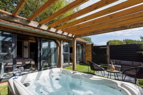 Romantic Countryside Lodge with Hot Tub