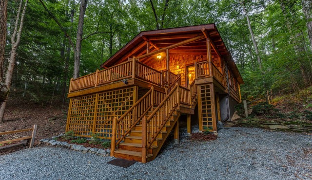 Romantic Couples' Hide-Away-Remodeled w/WiFi, Hot Tub, Dock on Toccoa River!