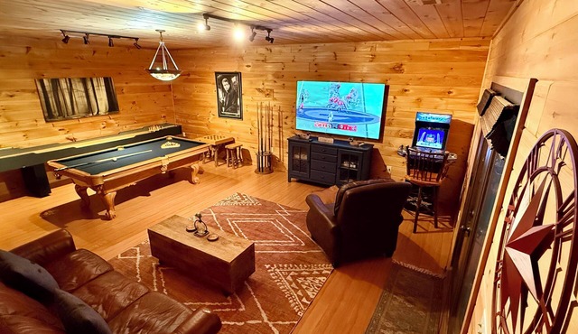 Romantic Creekside Cabin! Close to downtown New Hot Tub Fire Pit Game Room