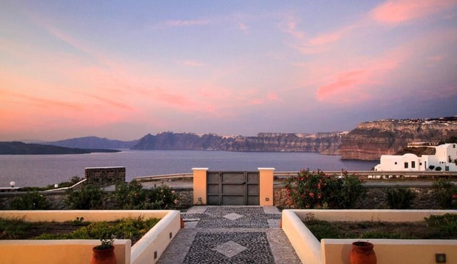 Romantic Cycladic mansion with a Caldera view, private swimming pool & Jaccuzi