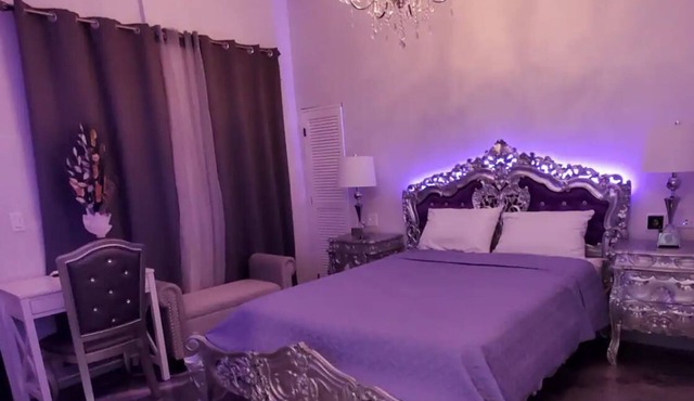 Romantic Exp @ Vintage Rm w Priv Terrace & Hot Tub
