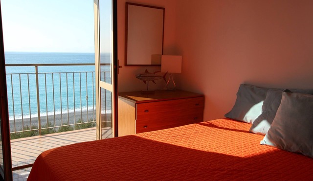 Romantic flat on the beach, sunset sea view, free parking, WIFI, TV
