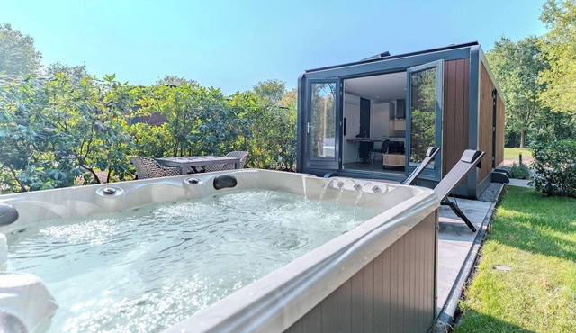 Romantic forest cabin with private Hot Tub for a luxurious and peaceful stay for two in North Limburg.