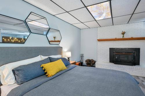 Romantic Garden Studio - 1BR - Indoor Fireplace