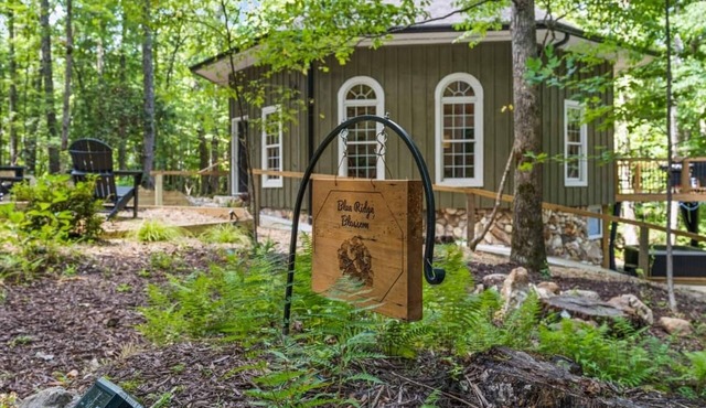 Romantic Getaway, Octagon Cabin in the Woods with Hot Tub by CoHost Works