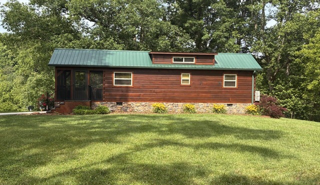 Romantic Getaway! 15 min to Lake Lure/Chimney Rock/45 Min Blue Ridge Parkway