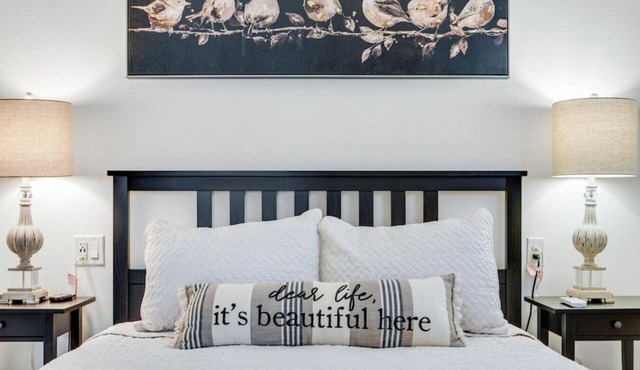 Romantic Getaway with Private Patio and Hot Tub on Main Street - Magnolia Suite