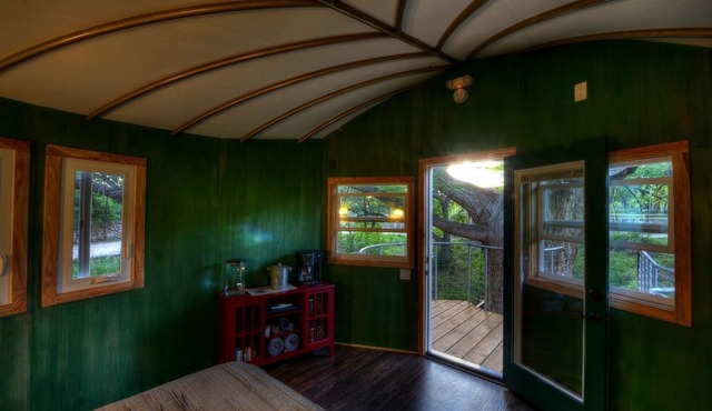 Romantic Getaways in Fully-Equipped Tree House Rental in Spicewood, Texas