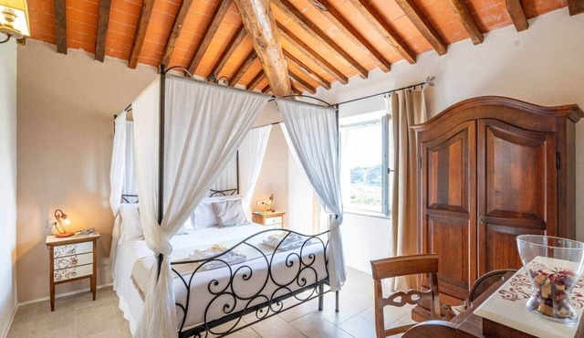 Romantic Ginestra Room with canopy bed