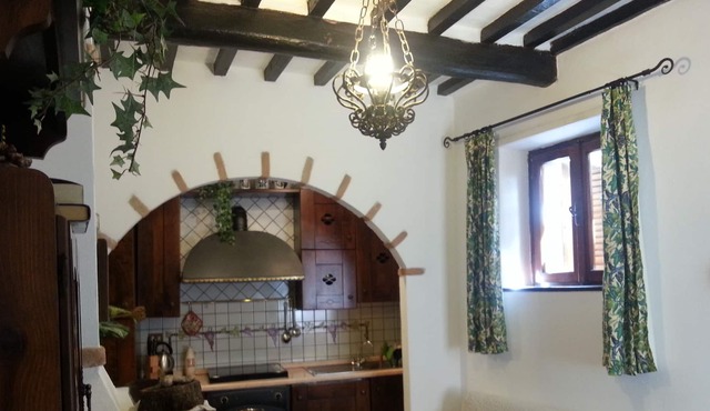 Romantic Hideaway. Medieval Hilltop Village-Tuscan Island, Beaches only 10mins.