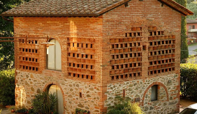 Romantic independent country house with garden, between Lucca and Florence