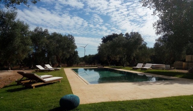Romantic "Pagliarone" of Salento with large pool and private orchard