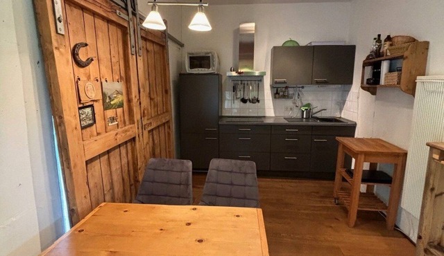 Romantic little log cabin, dogs welcome (fenced small garden)