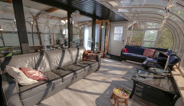 Romantic Lake Side Cottage 20 Minutes from Calgary