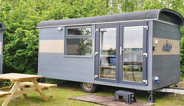 Romantic Lakeside Wagon Retreat