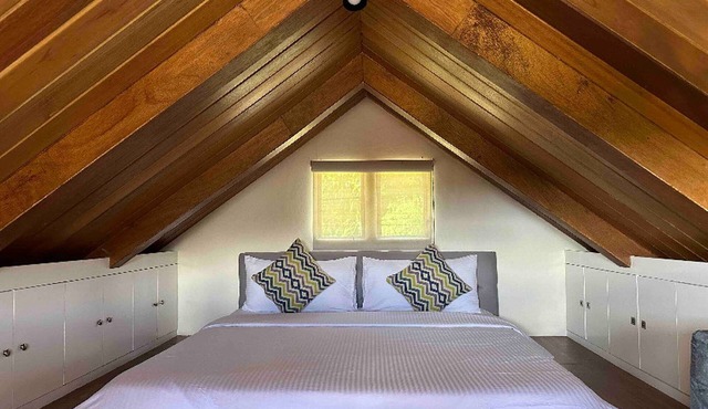 Romantic Loft Escape! Cozy Stay + Free Parking