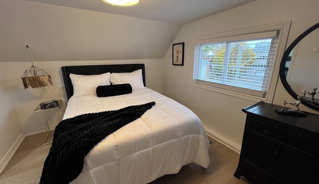 ROMANTIC LOFT NEAR NIAGARA FALLS, WINERIES | FREE PARKING | WI-FI & NETFLIX