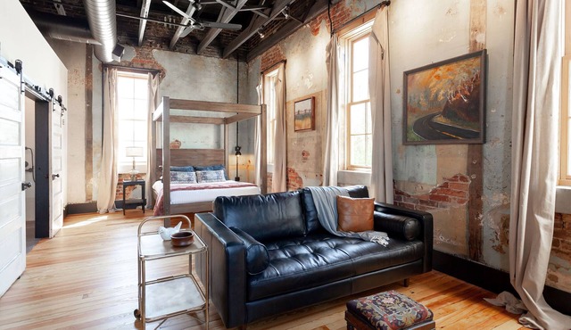 Romantic loft studio in downtown Heber Springs, walkable to coffee shops