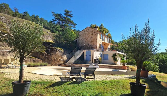 Romantic-Louveteaux-en-Provence*