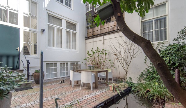 Romantic, luxurious monumental canal apartment. In city center. Walk everywhere.