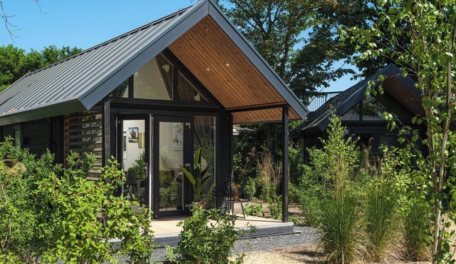 Romantic, luxury accommodation fully furnished with fully equipped kitchen.