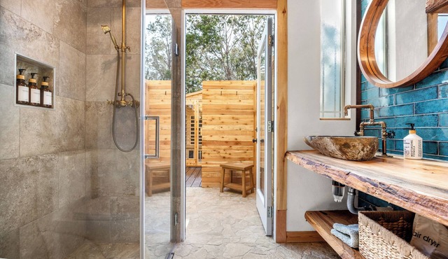 Romantic Luxury Retreat-hot/cold pool & sauna