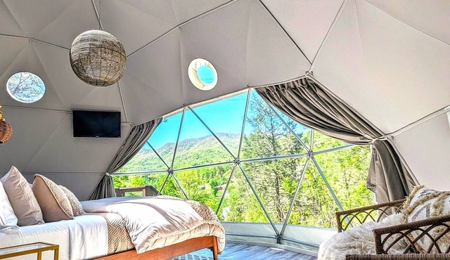 Romantic mountain getaway in Luxury Geodome! HOTTUB! Natures Dome@SmokyMountain