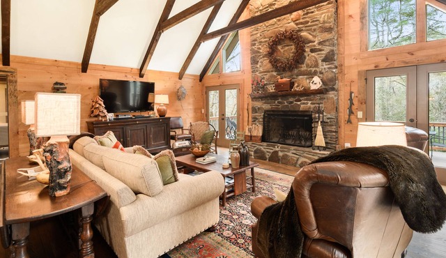 Romantic mountain hideaway. Minutes to downtown Dahlonega, wineries & hiking.