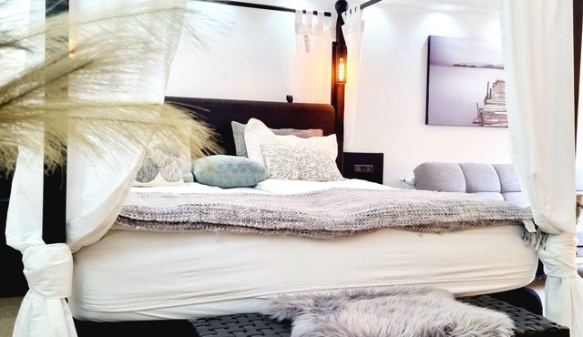 Romantic Neptun Studio-apartment with canopy-bed and green terrace.