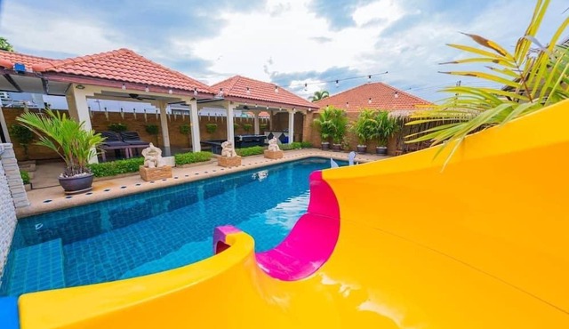 Romantic pool villa just 5 mins from the beach