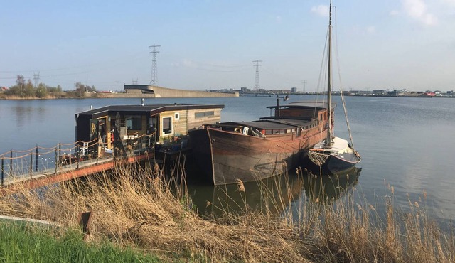 Romantic private room on houseboat Amsterdam with beautiful view.