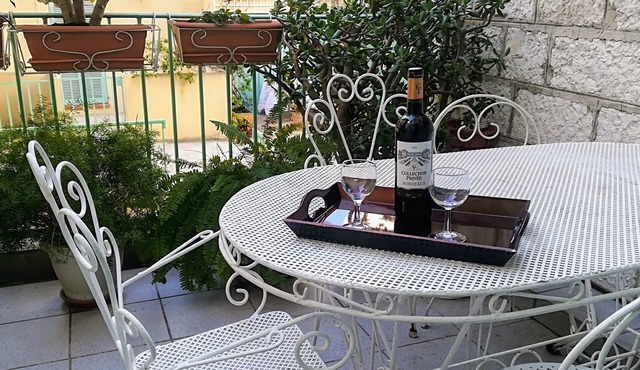 Romantic, quiet 2 room flat, private terrace, free Wi-Fi, near beaches and tram