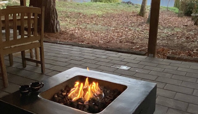 Romantic Red Barn Escape Getaway, Amazing Mt Rainier Views- hot tub- firepit-BBQ