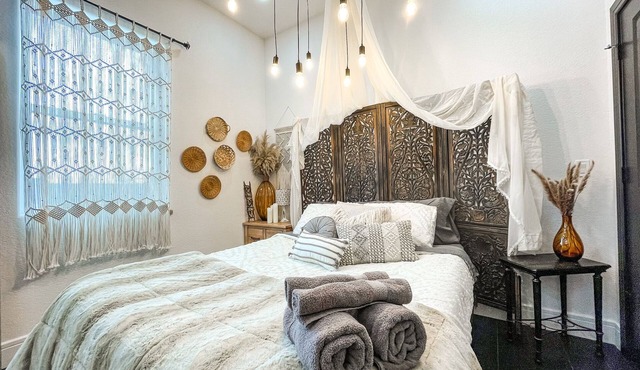 ♥︎Romantic Retreat♥︎Boutique Apt/Hot tub/Fire Pit