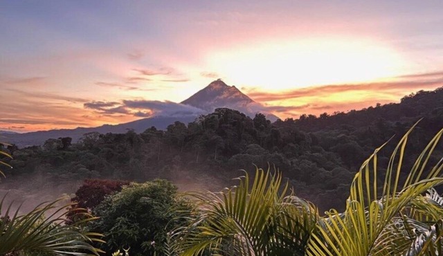 Romantic Retreat Volcano View! River Trail!
