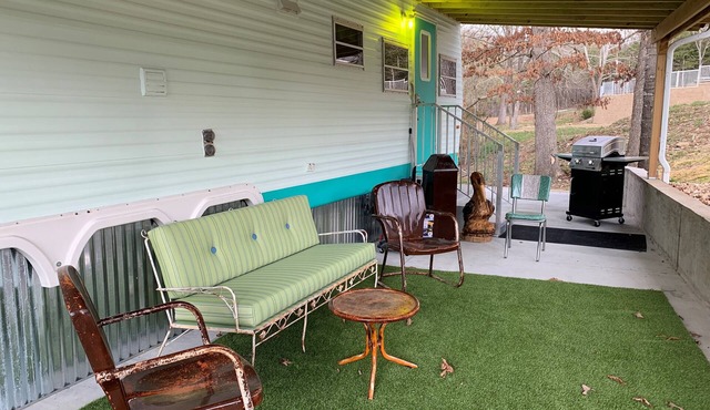 Romantic Retro! Pool 💦 Relax Quiet Cozy Bungalow Nature Branson & Cricket Creek