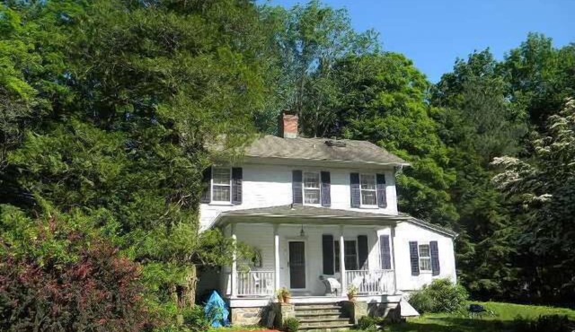 Romantic Riverfront Antique Farmhouse in Historic Aspetuck Corners