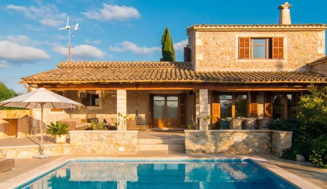 Romantic, rustic finca with great facilities.