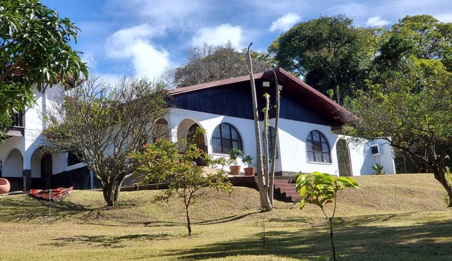 Romantic Rustic Villa in the Mountains 30 Minutes from The airport .
