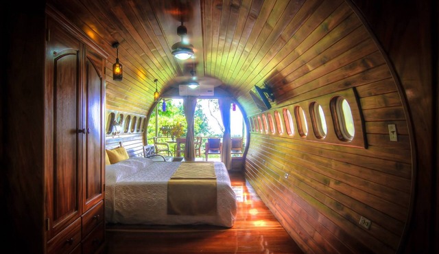 Romantic Secluded Jungle Cockpit Cottage w Private Outdoor Tub