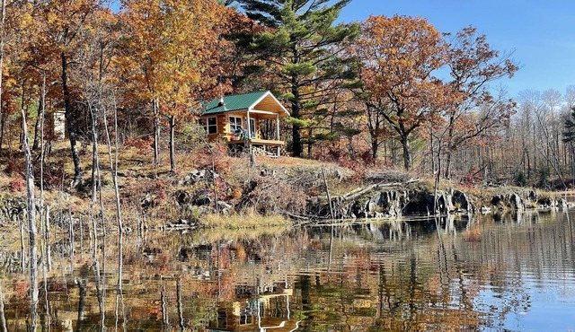 Romantic secluded cottage on private lake