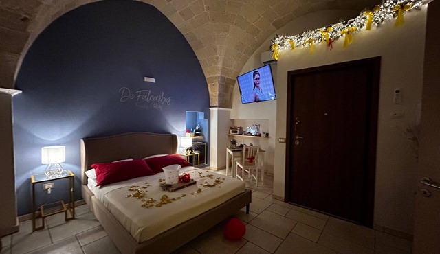 Romantic Spa Suite with Jacuzzi – Historic Pulsano Escape