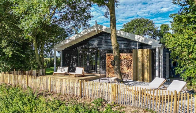 Romantic stay with private garden & sun loungers