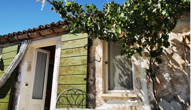 Romantic studio apartment in an ancient residence 5 minutes from the sea